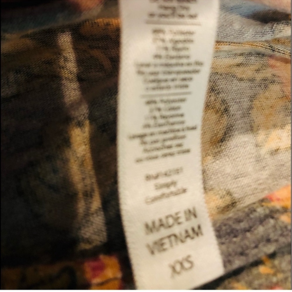 lularoe perfect tee in a coral Hawaiian floral print soft colors bump friendly - Picture 4 of 4